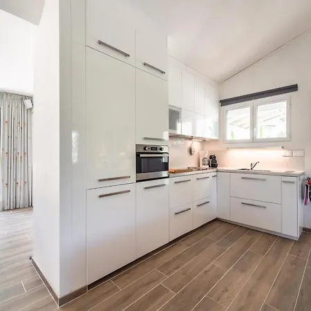 In With Private Pool & Vineyards Villa